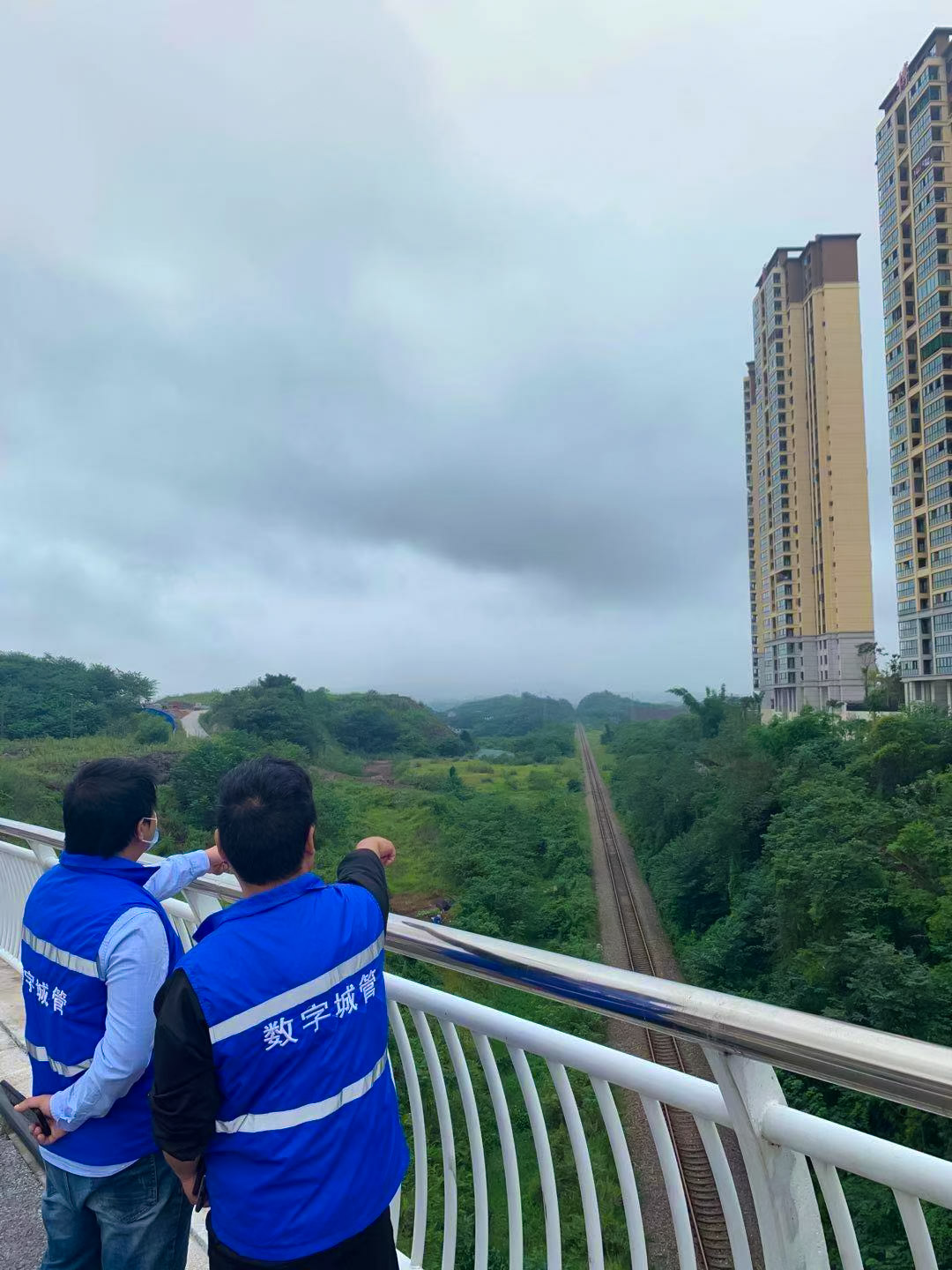 震后鐵路沿線(xiàn)安全巡查，保障鐵路穩定運行